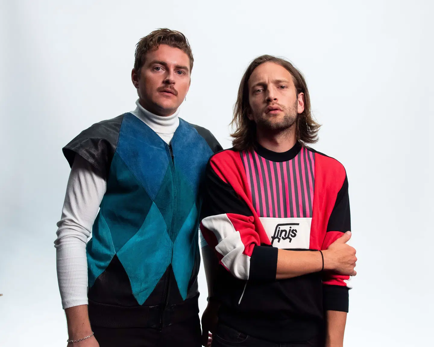 Fyr & Flamme stiller op med sangen 'Øve os på hinanden'.