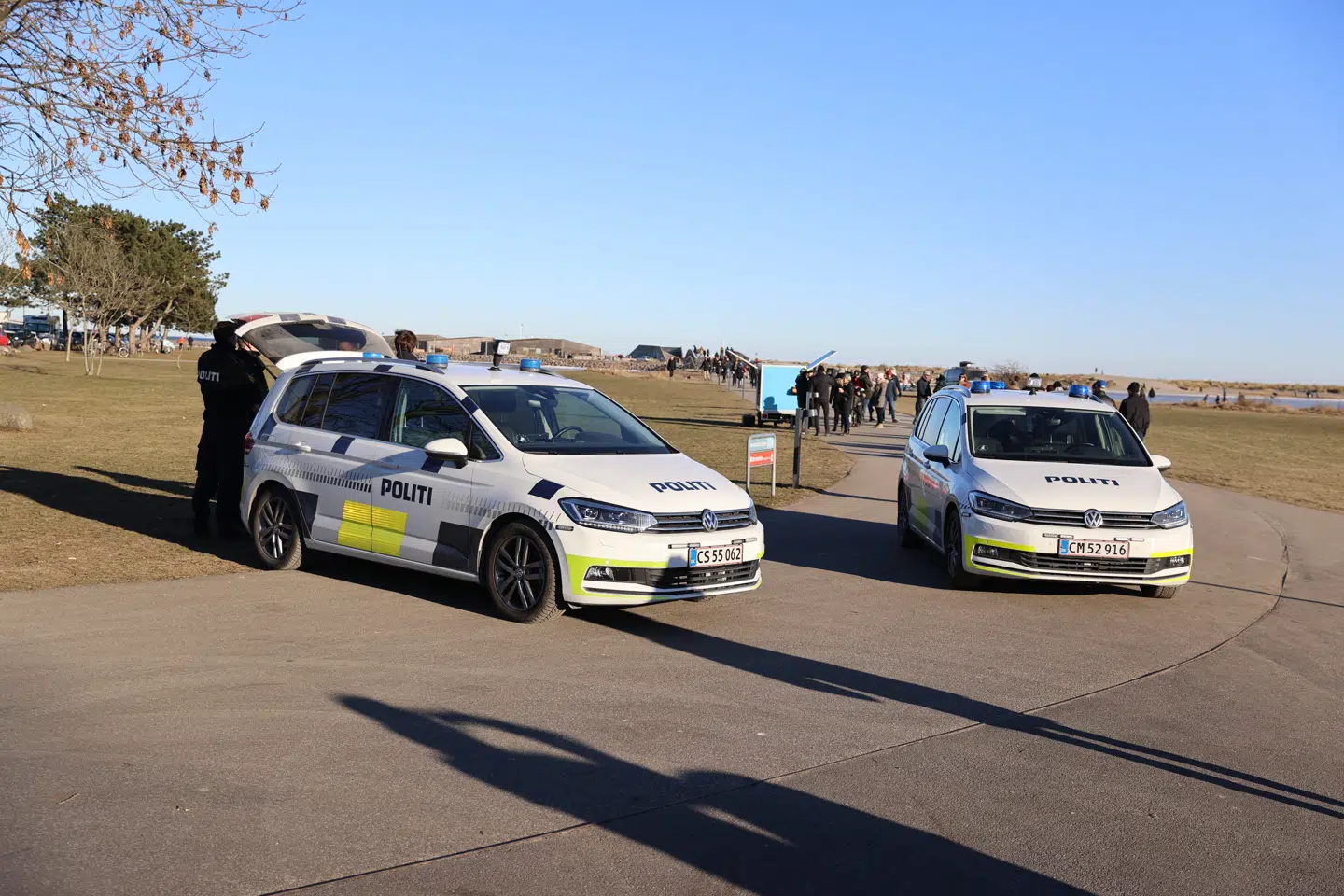 Også på Amager Strand har politiet været ude mog patruljere, efter fire drenge gik igennem isen.