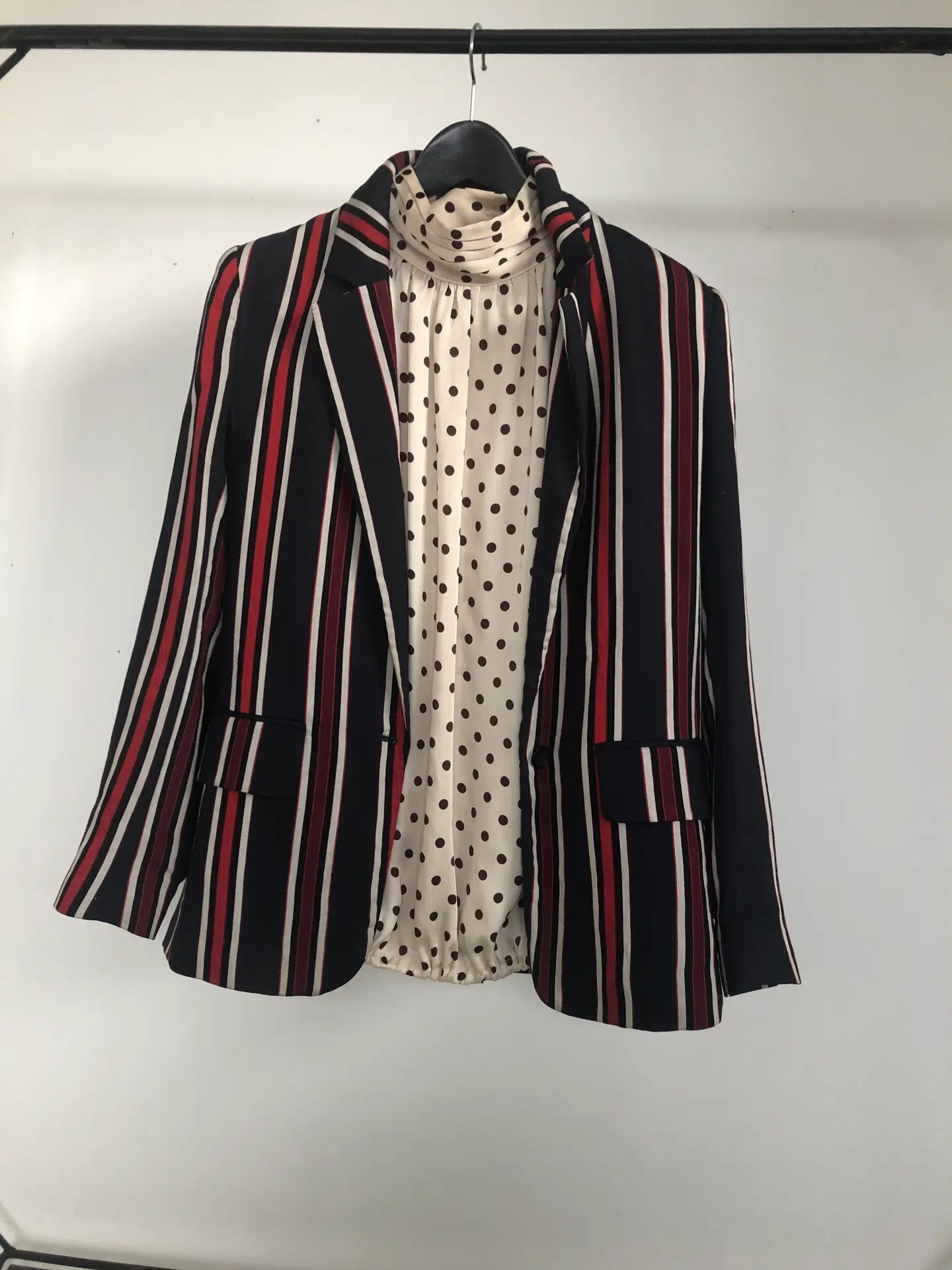 En dyr skjorte fra Gucci og en billig jakke fra H&M er et sæt, som Tina Werborg synes altid holder.