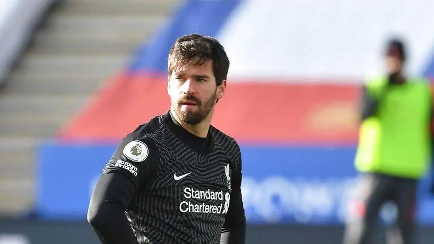 Alisson var igen i problemer, da Liverpool tabte til Leicester. (Photo by Paul ELLIS / POOL / AFP)