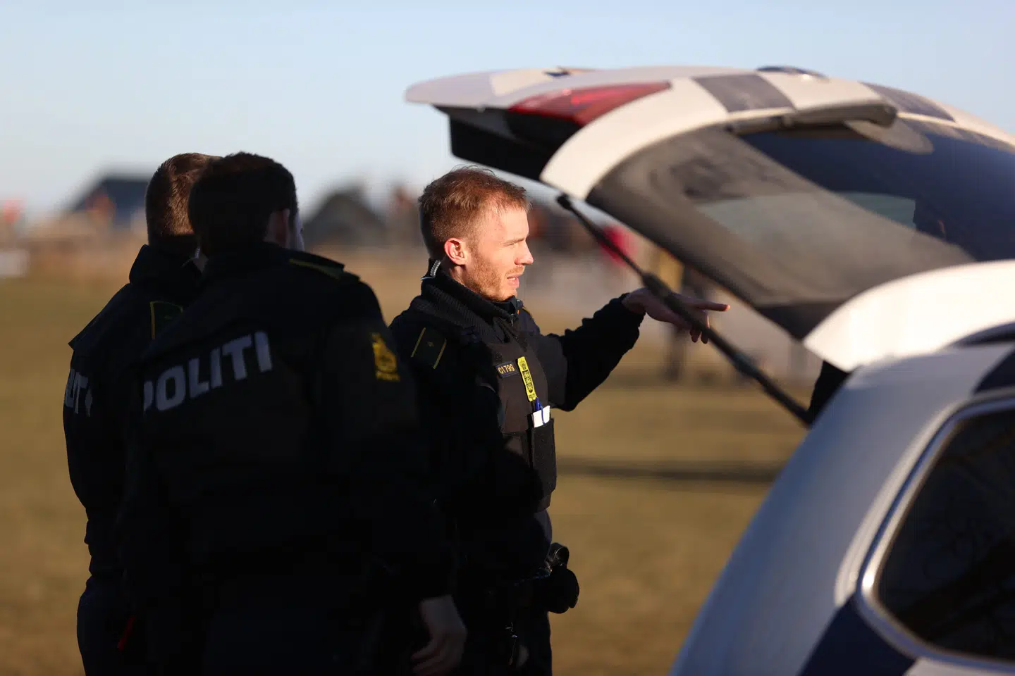 På Amager Strand fik politiet en alvorssnak med de chokerede fire unge drenge, der gik igennem isen.