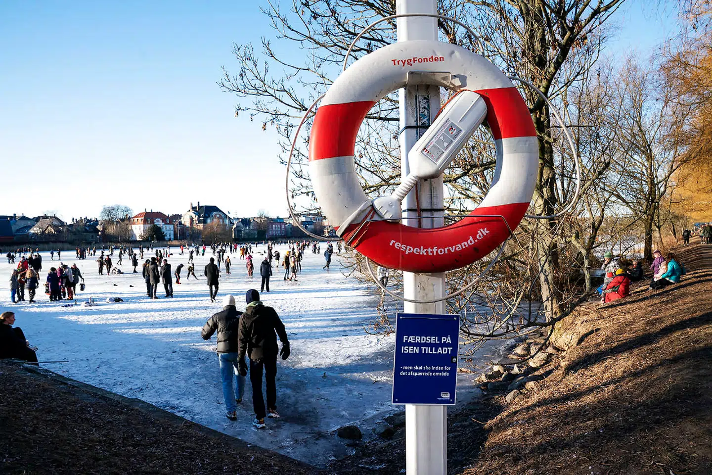 Folk på den nordlige del af Sankt Jørgens sø i København, som lørdag blev åbnet for færdsel.