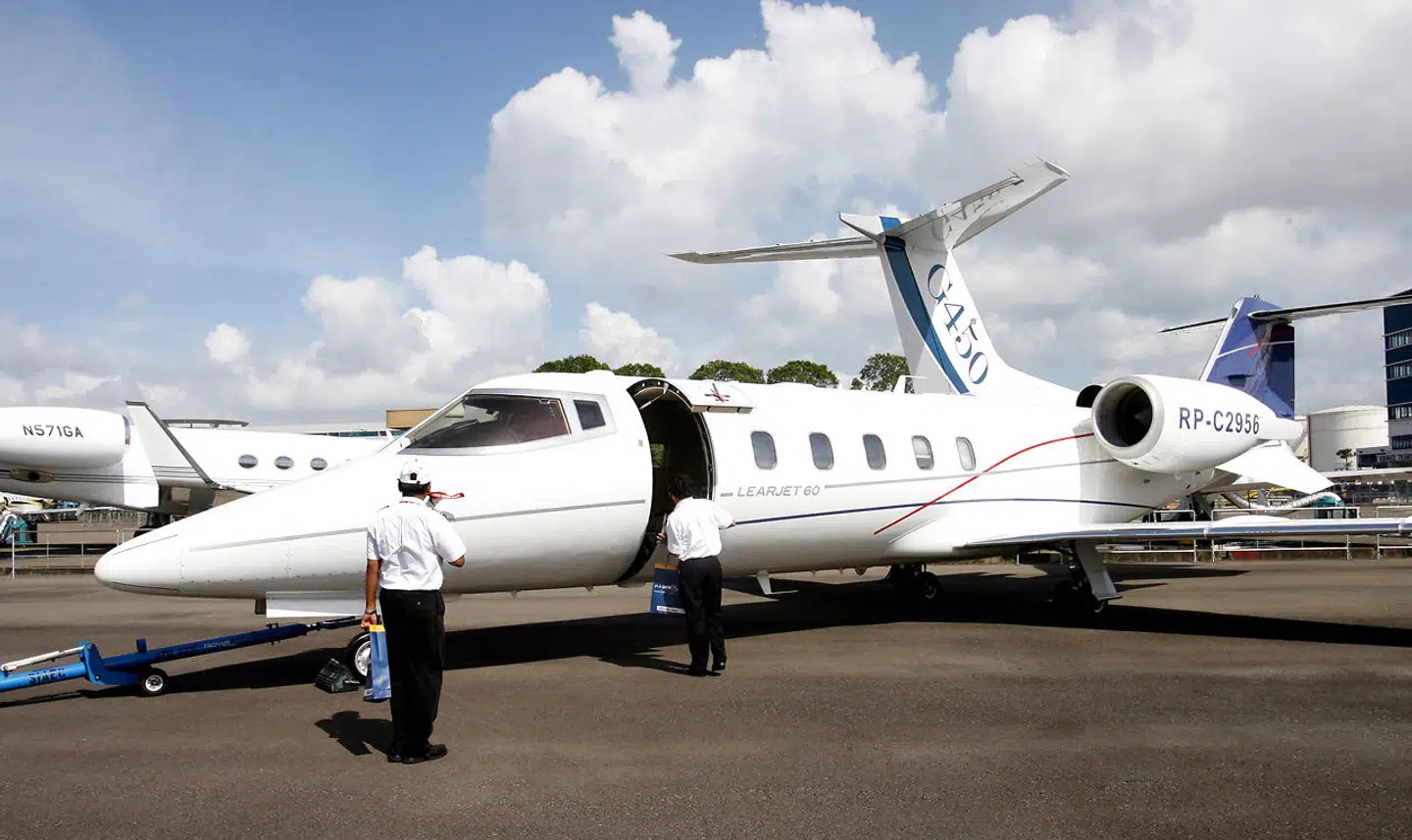 Besøgende ser på et Learjet 60-fly ved en udstilling i Singapore i 2006.