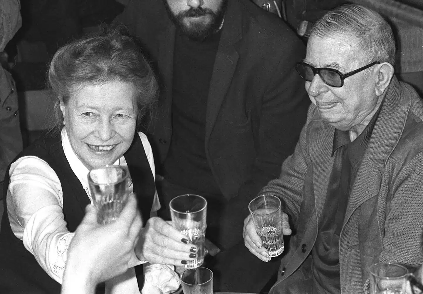 Arkivfoto fra 1977 af Simone de Beauvoir and Jean-Paul Sartre, som samme år var medunderskrivere på en anmodning om at sætte den seksuelle lavalder ned til 13 år.