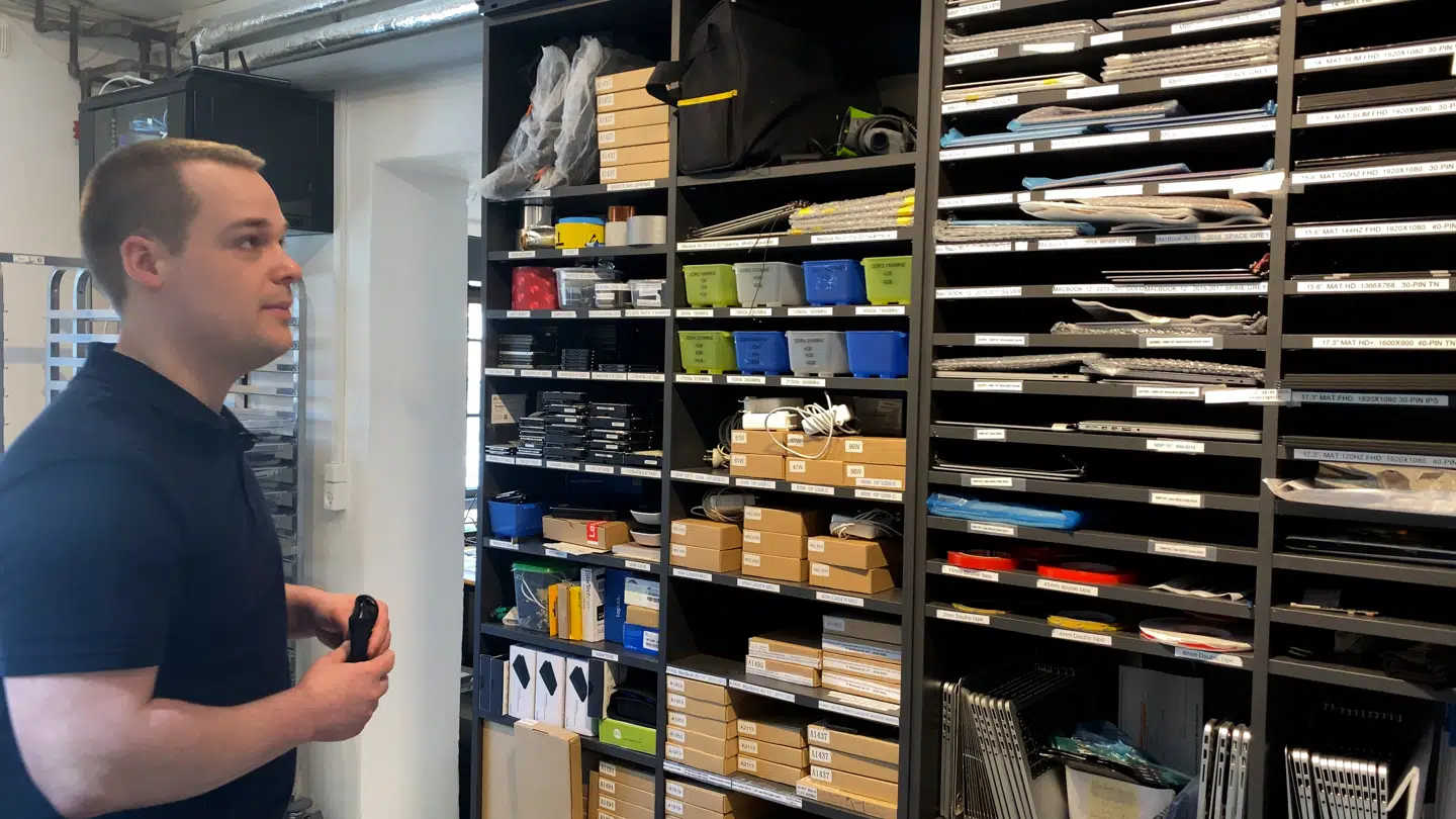 Mathias gør meget for at holde orden. Det er vigtigt, for at virksomheden kører, og det er vigtigt for de ansatte med diagnoser.