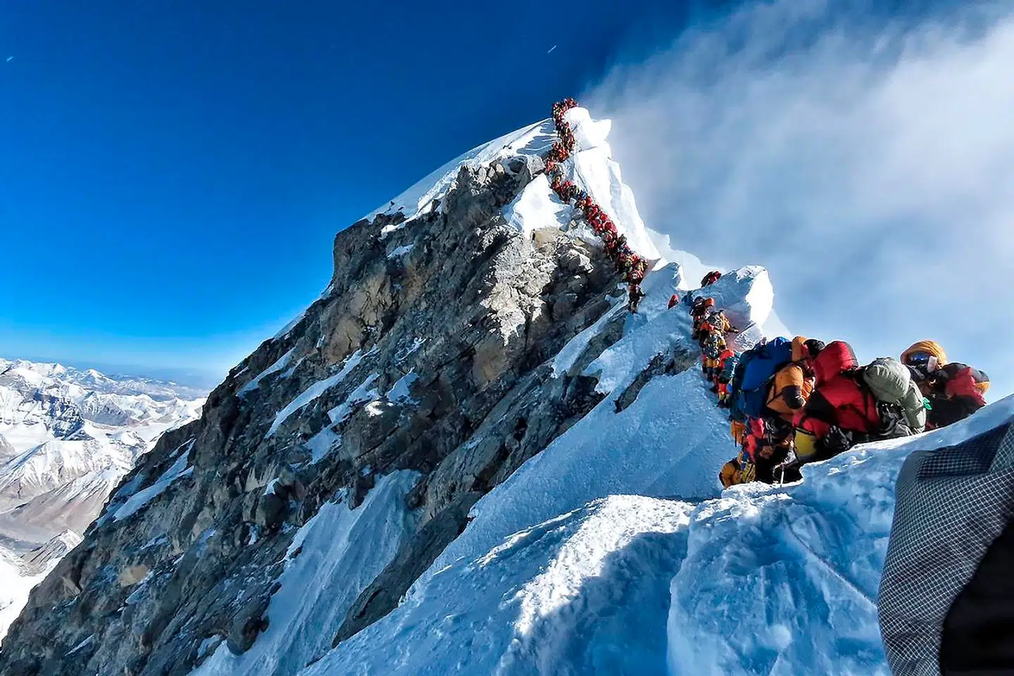 Der kan være lang kø på toppen af Mount Everest, som det ses på dette billede fra maj 2019.