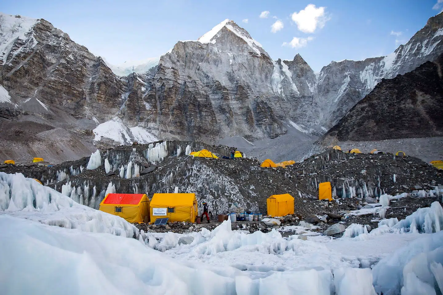 Teltene står på Everest Base Camp.