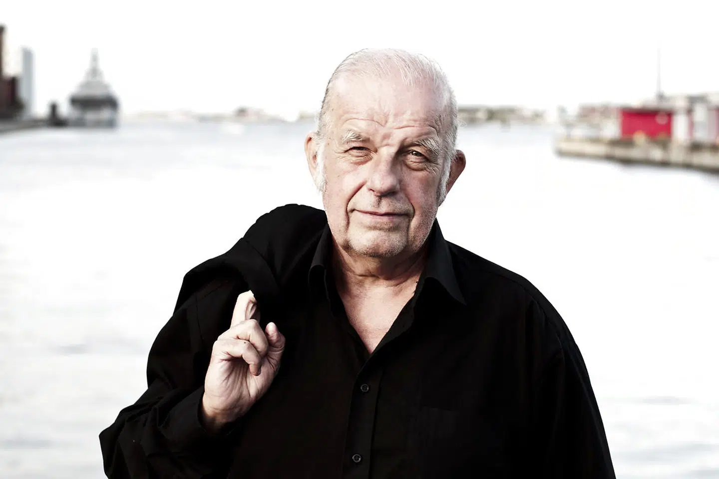 Kurt Thyboe har skrevet adskillige bøger og arbejdet på blandt andet Ekstra Bladet, B.T. og nøgenbladet 'Ugens Rapport.' Han har også været med i underholdningsprogrammet 'Vild med Dans.'