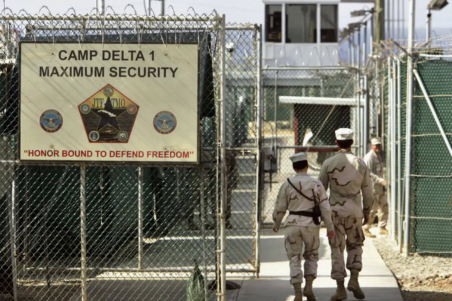 Et par vagter er på vej ind i militærfængslet Camp Delta, der er en del af den amerikanske flådebase på Guantanamo. Fangelejren er blevet kaldt en skamplet på USA's internationale omdømme. (Arkivfoto) Brennan Linsley/Ritzau Scanpix