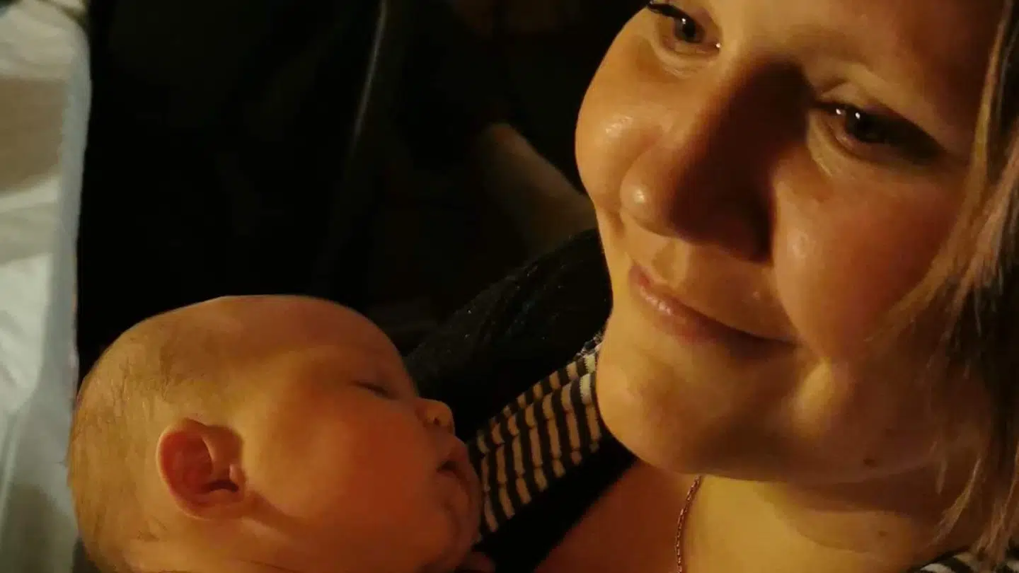Pernille og Emma bor alene sammen i morfaderens gamle hus i Rønne. Foto: Privat