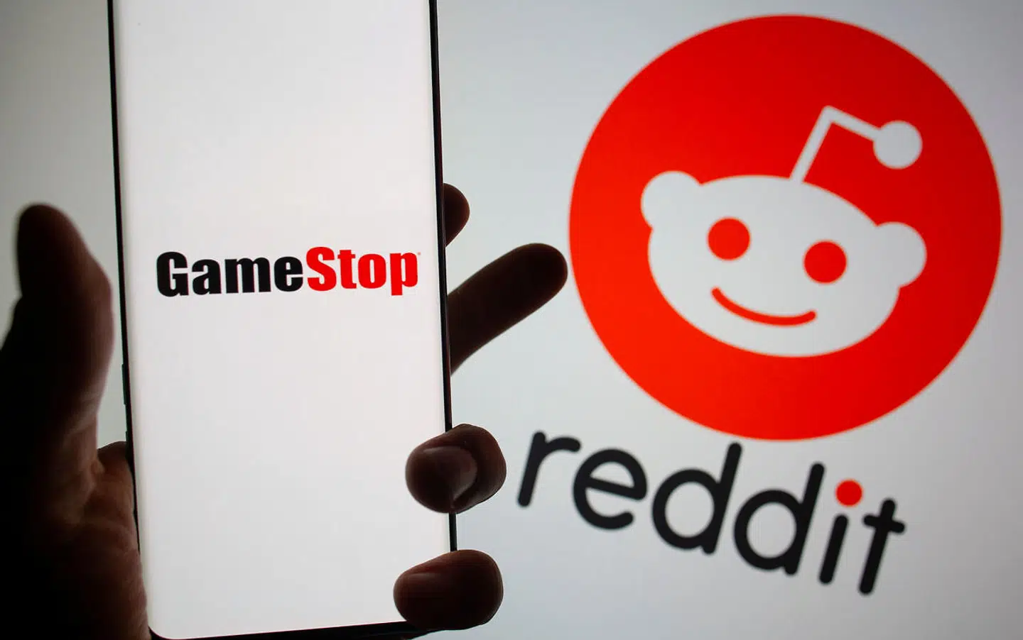 En flodbølge af brugere på platformen Reddit tvang for nyligt en masse garvede investorer i knæ, da de investerede i massivt i Gamestop-aktien.