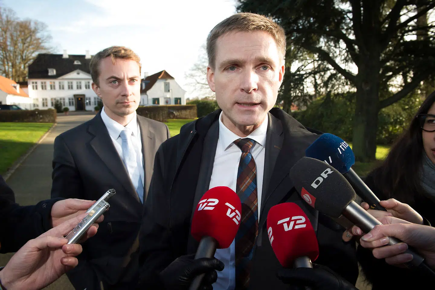 RB Thulesen Dahl: Messerschmidt træder ud af DF-ledelse-Arkivfoto: OVERBLIK: Her er reaktionerne på kommuneaftalen - - - - Arkivfoto:RB plus. DF skyder Venstres hævede bundskat nedRegeringen må foreløbig opgive sine planer om at hæve bundskatten for at finde penge til at fjerne PSO-afgiften, som EU har underkendt som ulovlig statsstøtte. Arkivfoto: -Arkiv- RB PLUS Blå skatteuro: Løkke lover plan til august - - - - - DF vil bekæmpe radikalisering uden at skele til konventioner - - - - - PLUS-historie. Lavere boligydelse vil ramme op mod 175.000 ældre, mener Ældre Sagen. Kritikken har udløst et usædvanligt opgør om finansloven mellem V og DF. (se Ritzau historie 101744) Statsminister Lars Løkke Rasmussen vil mandag på Marienborg mødes med lederne af samtlige Folketingets partier undtagen De Konservative, som kommer til møde tirsdag. Her ankommer Dansk Folkeparti's Kristian Thulesen-Dahl og Morten Messerschmidt (tv). (Foto: Jens Nørgaard Larsen/Scanpix 2015)