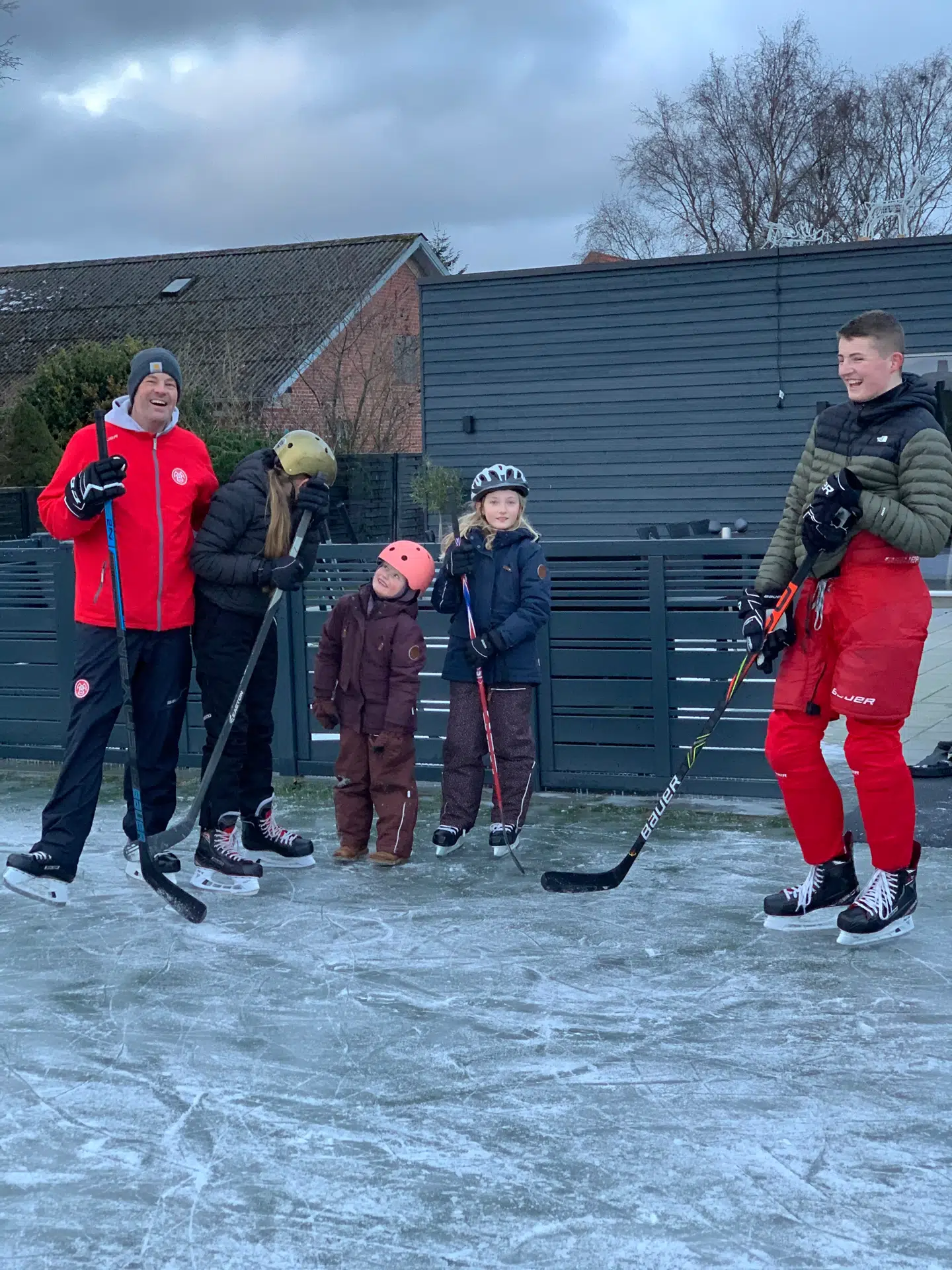 Hele familien nyder godt af den ishockeybane, som Rasmus Frandsen har lavet.
