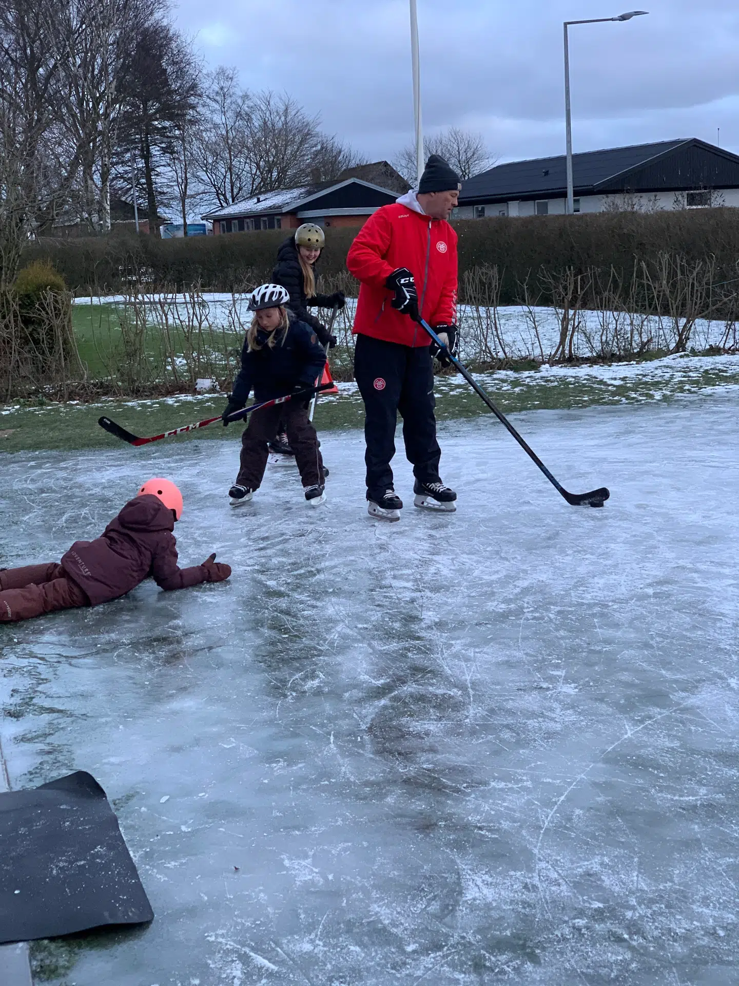 Rasmus Frandsen har lavet sin egen ishockeybane i haven.