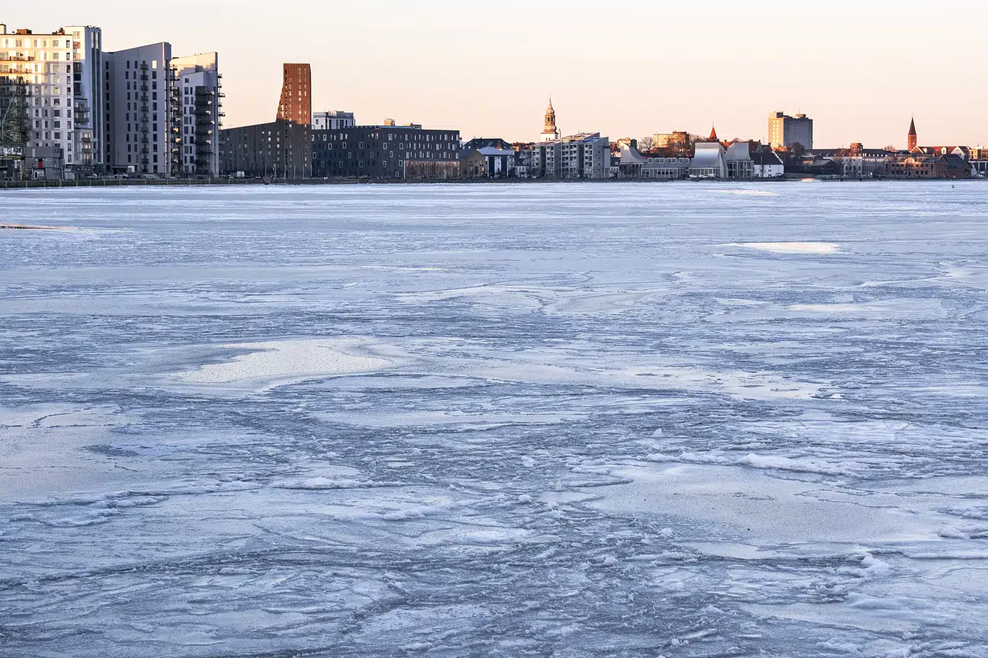 I Aalborg er vandet som så mange andre steder frosset til is. (Arkivfoto) Henning Bagger/Ritzau Scanpix