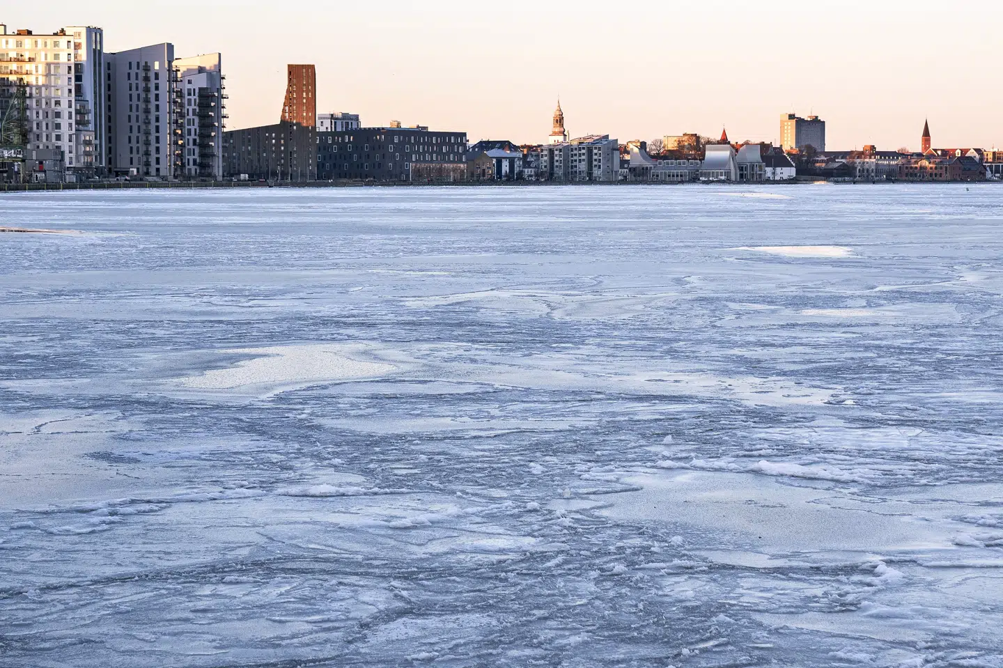 I Aalborg er vandet som så mange andre steder frosset til is. (Arkivfoto) Henning Bagger/Ritzau Scanpix