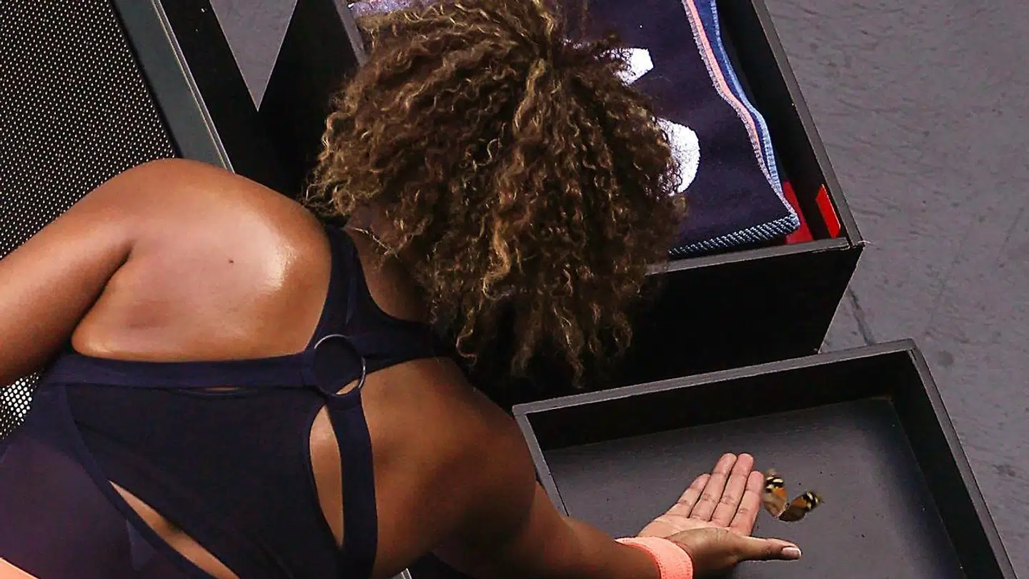 Naomi Osaka lagde sommerfuglen på sidelinjen.