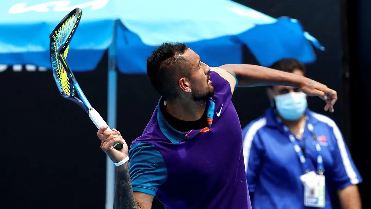 Kyrgios kaster sin ødelagte ketsjer op på tribunerne efter nederlaget til kroaten Borna Coric.
