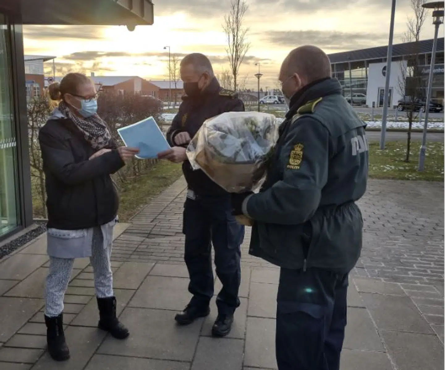 Ina Ritter modtog en buket blomster og 1000 kroner som en påskønnelse af hendes indsats. (Foto: Nordjyllands Politi)