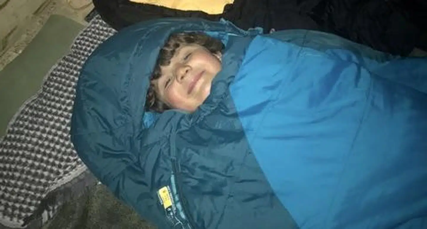 Nogle gange har de soveposer med og overnatter ude. Andre gange bliver det bare til et dagsbesøg.