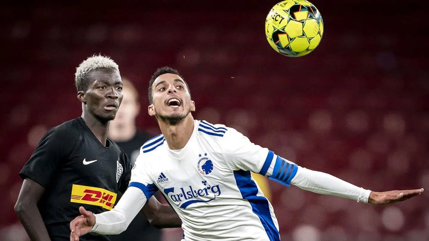Hvis det står til FC København, kommer Carlsberg-logoet til at gå fra deres spilletrøjers bryst til ærmet.