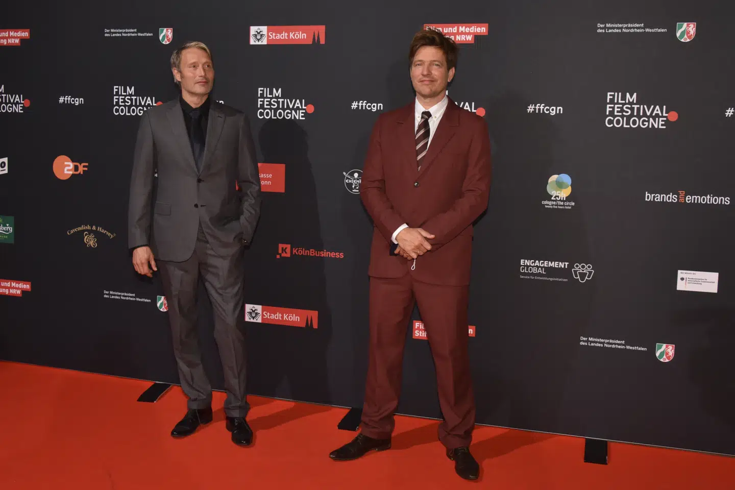 I »Druk«, der er instrueret af Thomas Vinterberg (til højre), spiller Mads Mikkelsen (til venstre) hovedrollen som gymnasielæreren Martin. Her ses Vinterberg og Mikkelsen til visning af filmen til Film Festival Cologne i Köln i oktober. Horst Galuschka/Ritzau Scanpix