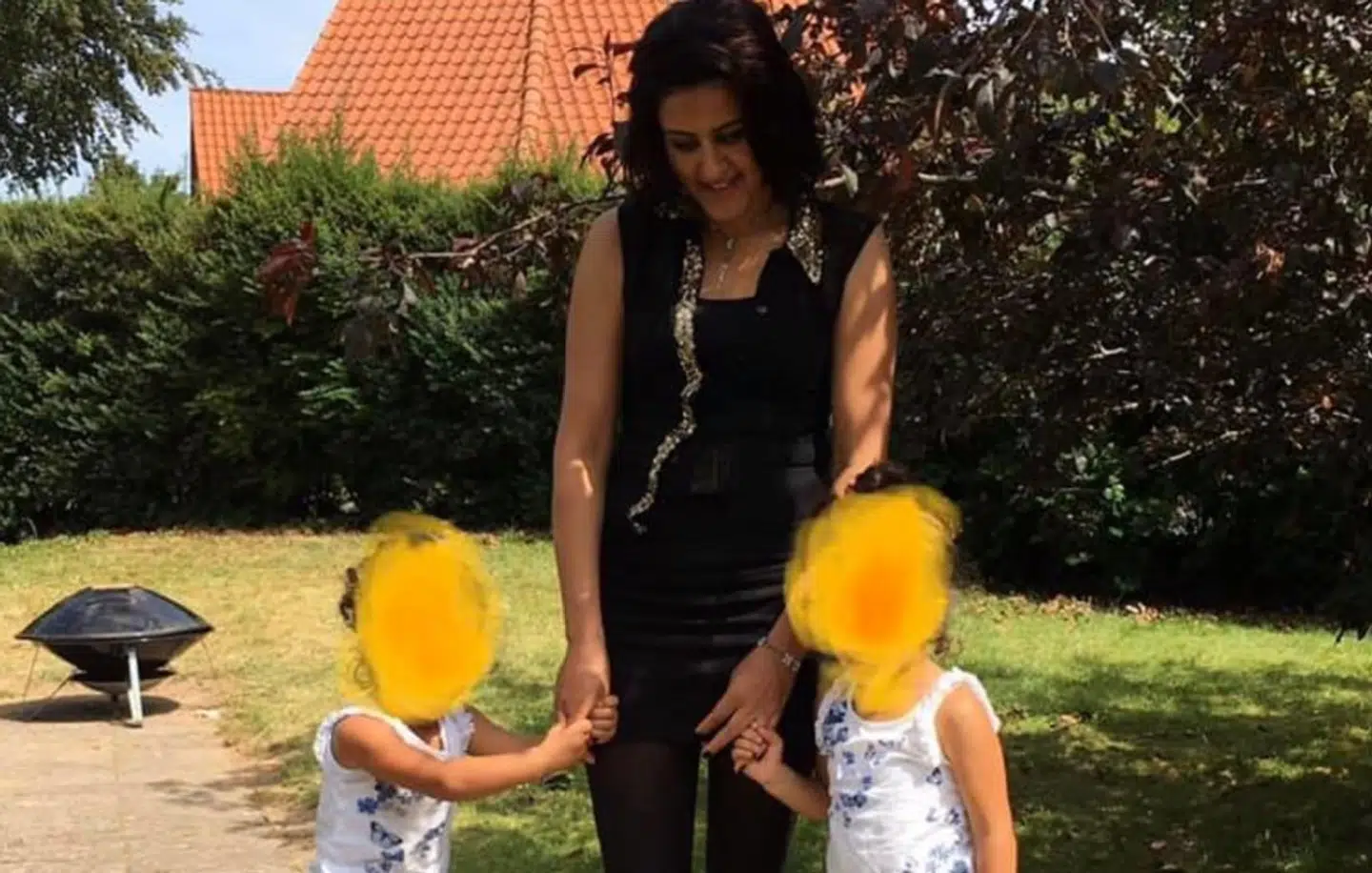 Huda Ali Ahmad fra Langeskov, her med tvillingepigerne Hevin og Henderin, blev kun 26 år. Hun blev dræbt med stenslag mod sit hoved af sin mand, som ville straffe hende, fordi hun 'var blevet for dansk'. Også parrets ni-årige søn Azad blev dræbt. På trods af sin forbrydelse har Hudas mand og morder mere end 100.000 kroner til gode hos de danske myndigheder. Loven har forhindret kommunen i at tilbageholde pengene.Foto: Privat