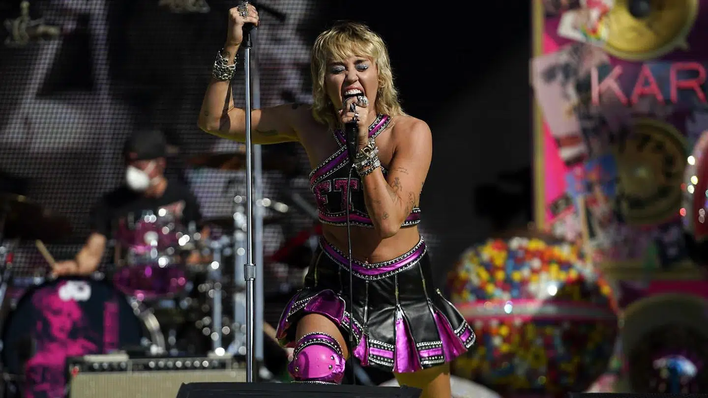 Miley Cyrus under hendes optræden forud for Super Bowl-finalen.