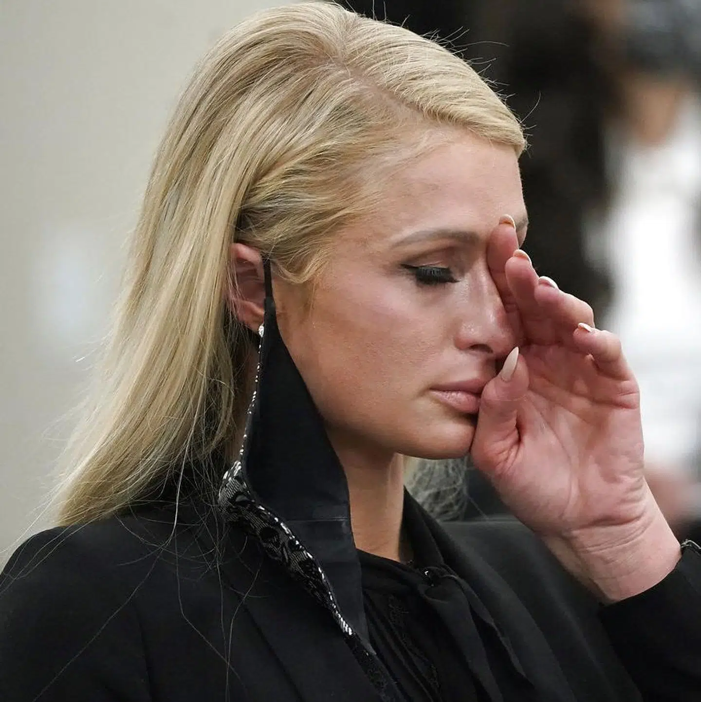 Paris Hilton tører tårer væk under mandagens høring.