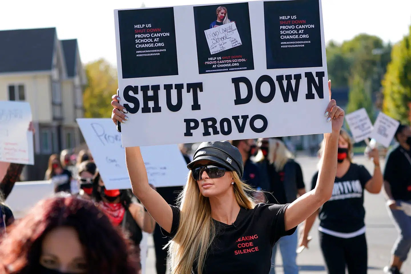 Paris Hilton forrest i en demonstration mod kostskolen i Utah. Billedet er taget i oktober.