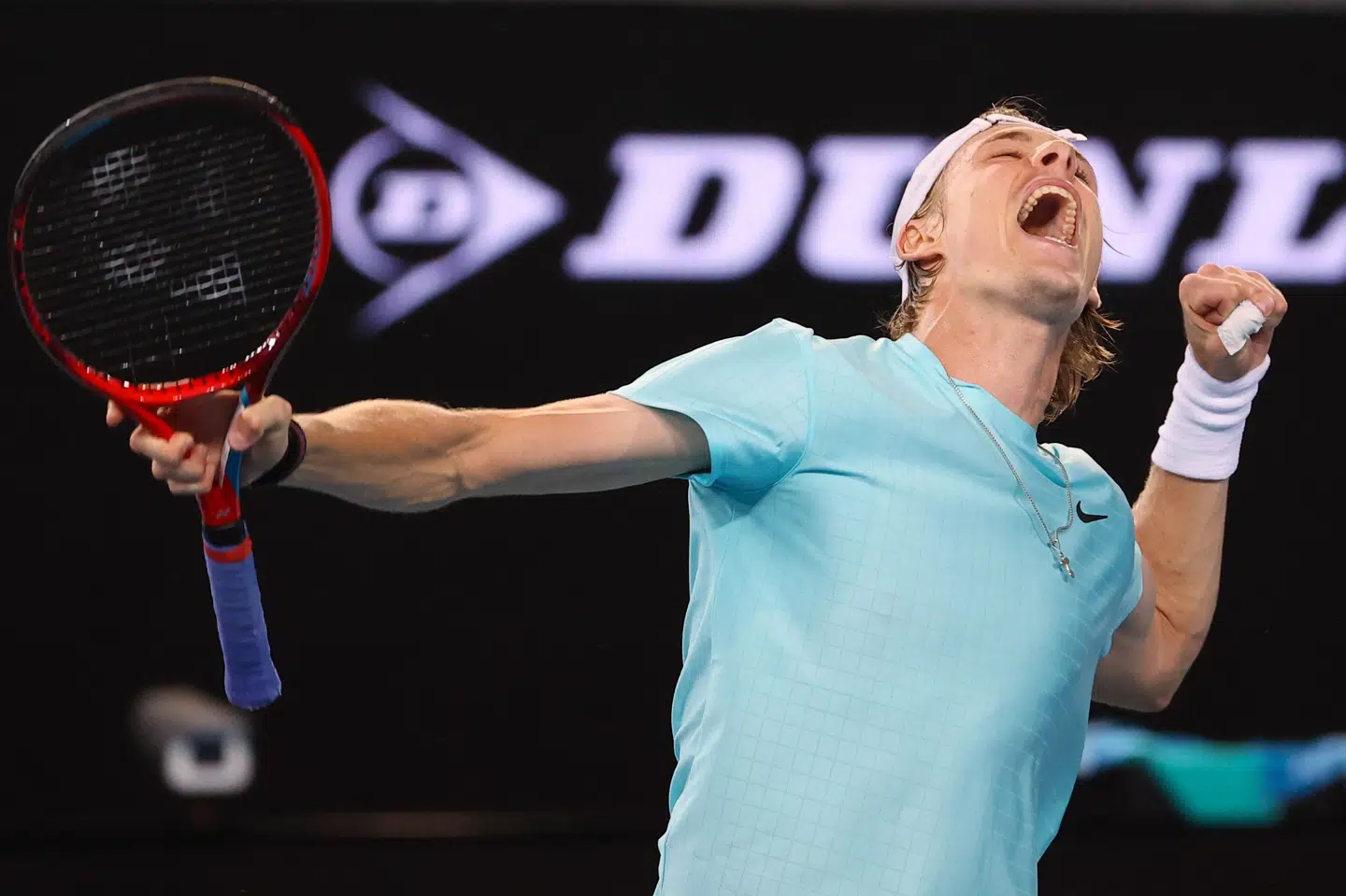Denis Shapovalov vandt sin åbningskamp i Australian Open, men det var ikke uden problemer. Blandt andet blev han mellem fjerde og femte sæt nægtet et besøg på toilettet. David Gray/Ritzau Scanpix