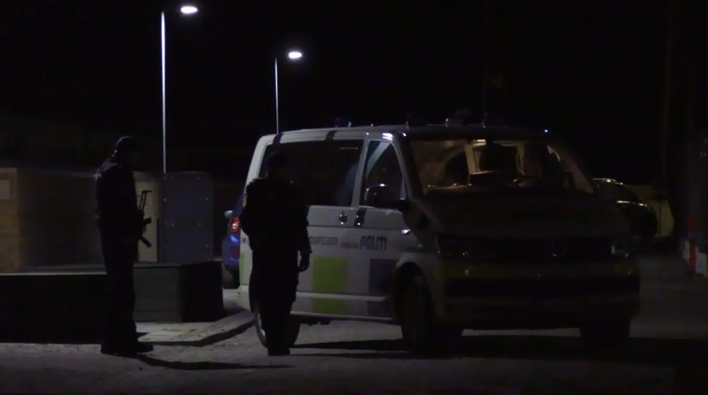 Natten til tirsdag bevogtede betjente med automatvåben Retten i Holbæk.