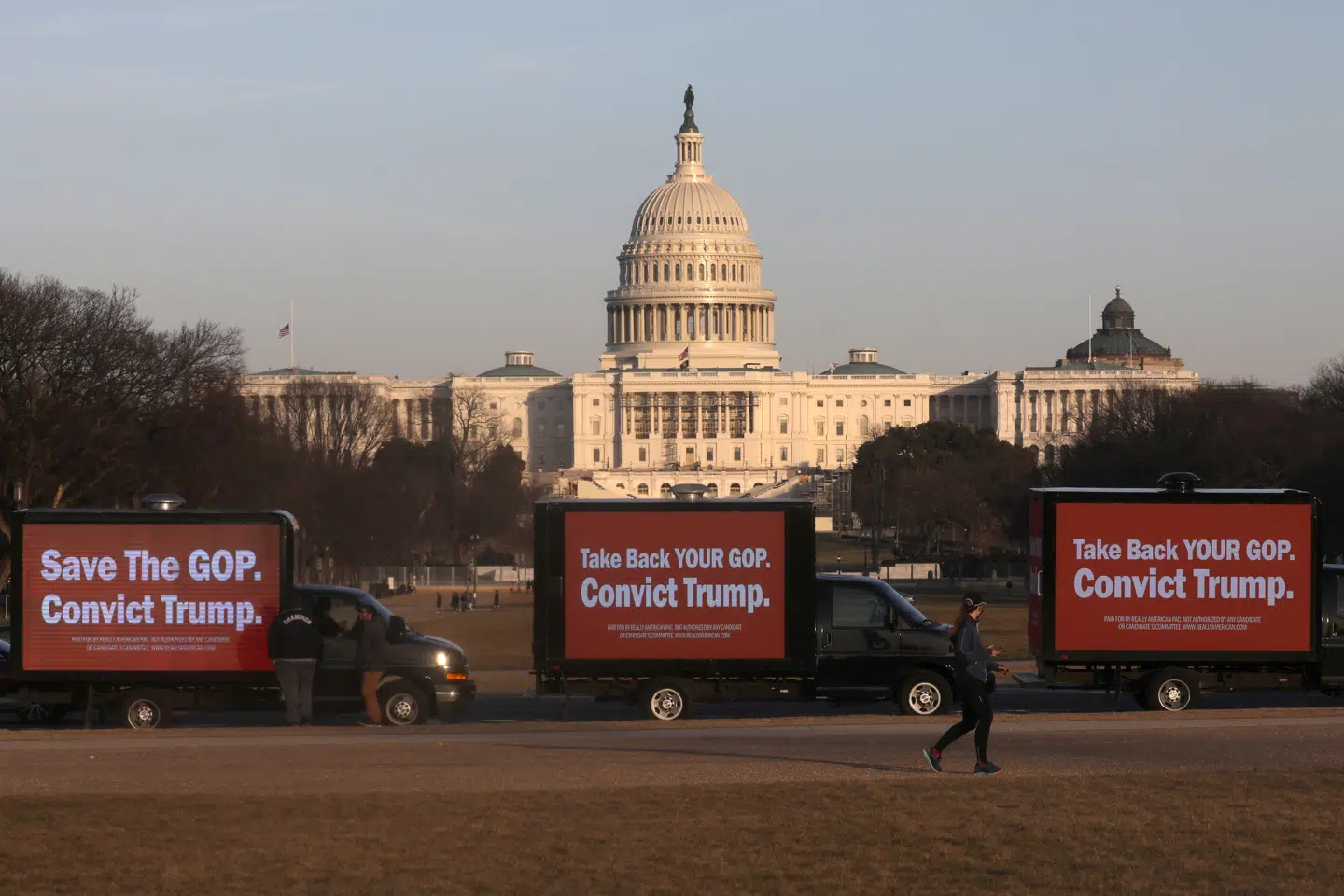 Tirsdag begynder rigsretssagen mod USA's tidligere præsident Donald Trump, og foran kongresbygningen Capitol i Washington D.C. står store skilte med teksten Red GOP (det republikanske parti, red.). Døm Trump. Leah Millis/Reuters
