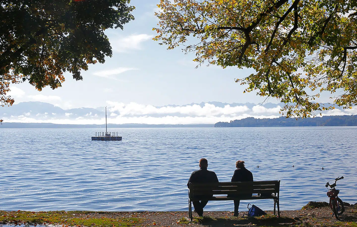 Starnberg-søen, som kongen har udsigt til fra sit hjem i Tutzing.
