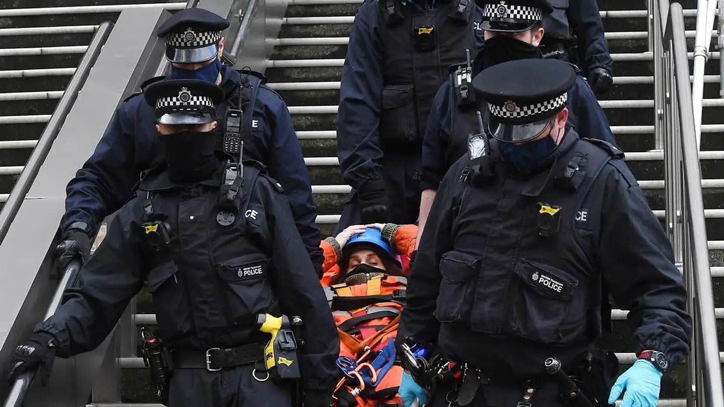 Klimaaktivist bæres væk af politiet efter at være blevet arresteret i London