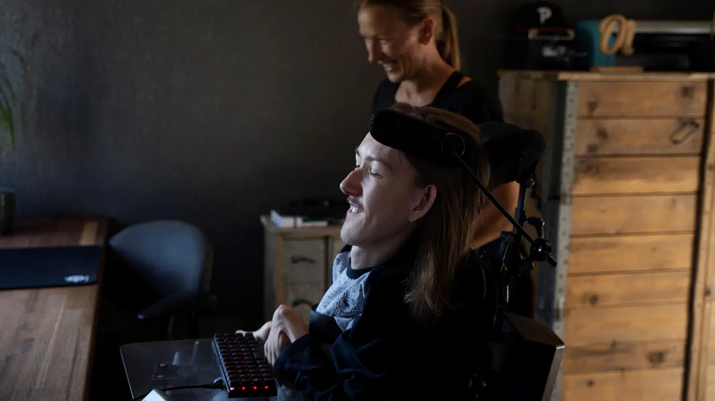 Oliver Nybo Nielsen med sin mor, der er ansat som hjælper. Foto: Sarah Christine Nørgaard/Byrd.