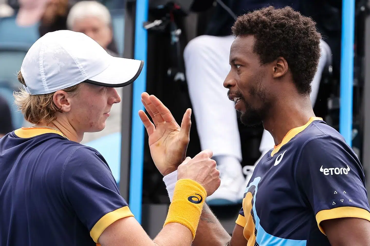 Emil Ruusuvuori (tv.) besejrede Gaël Monfils i fem sæt.