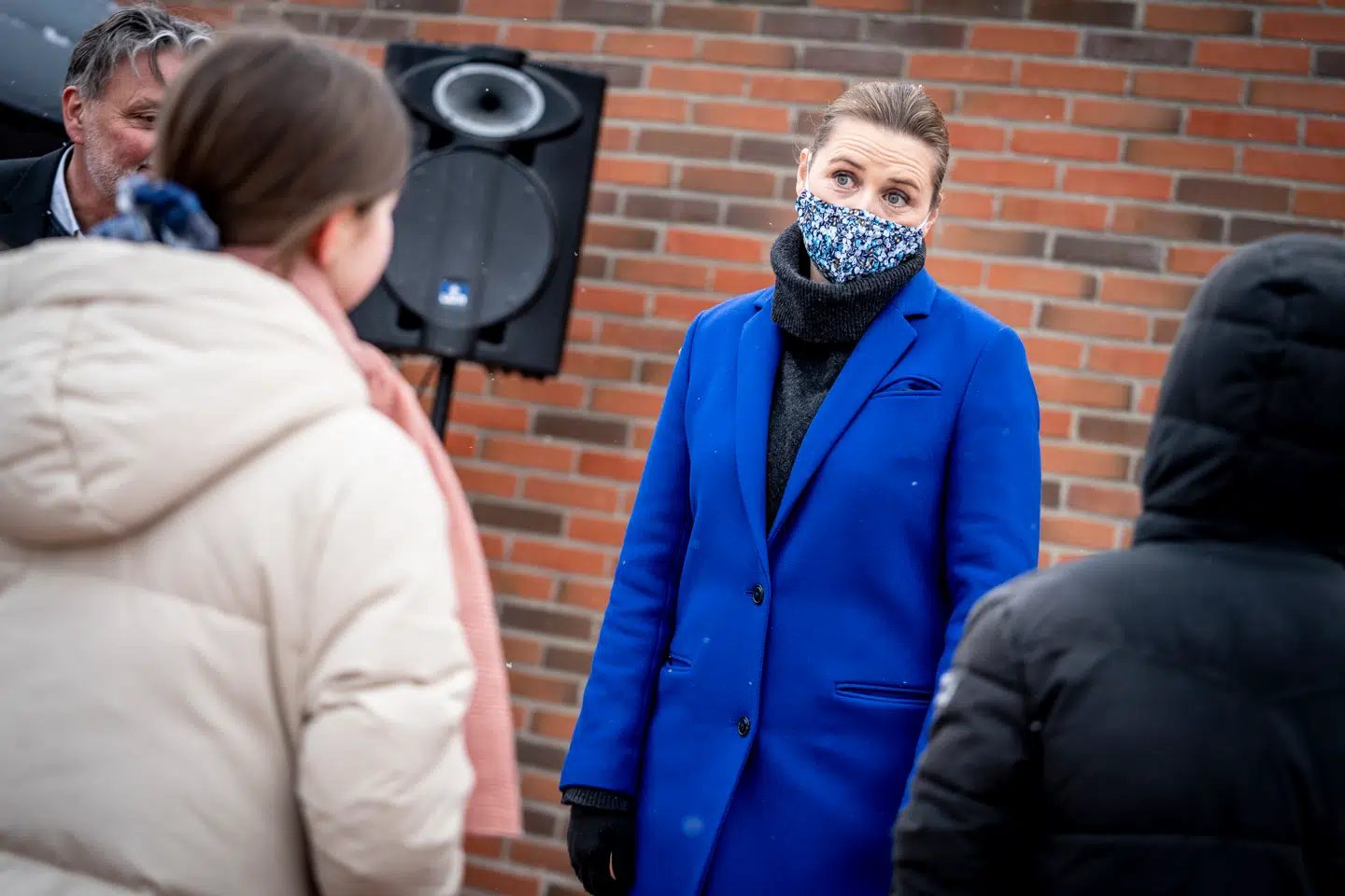 Pupils at Allerslev Skole in Lejre, on the island of Sealand are welcomed by Prime Minister Mette Frederiksen Monday morning Feb. 8, 2021 after the Corona pandemic lockdown in Denmark. Students from 0th. to 4th. class are back on schools throughout Denmark. Prime Minister Mette Frederiksen said Monday "Its uncertain when the older students can come to school ".. (Foto: Mads Claus Rasmussen/Ritzau Scanpix)