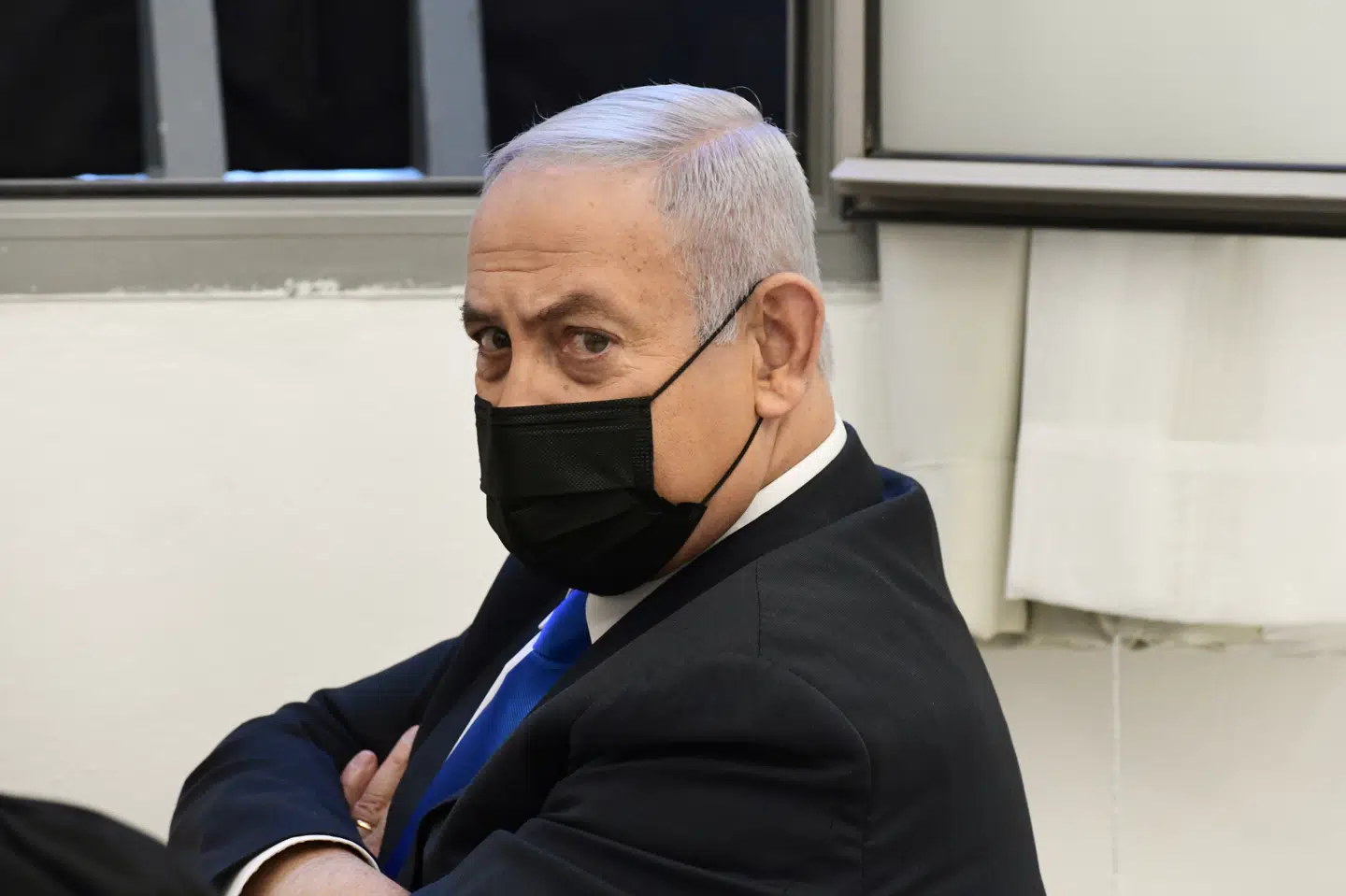 Benjamin Netanyahu var iført mundbind, da han mandag personligt dukkede op for at erklære sig uskyldig i anklager om blandt andet svindel og bestikkelse. Pool/Reuters