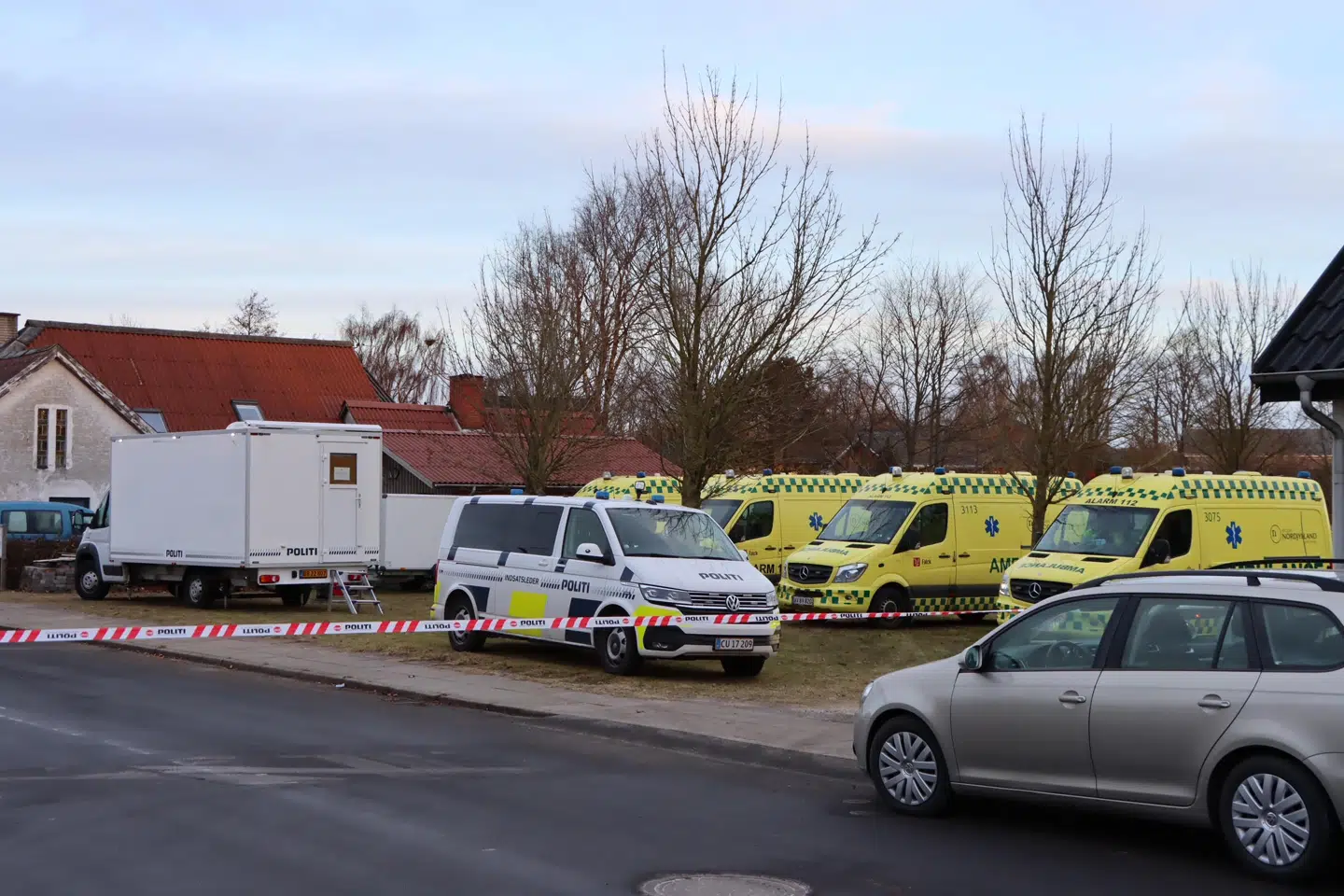 Politi og redningsfolk var massivt til stede ved dødsbranden. Foto: Presse–fotos.dk