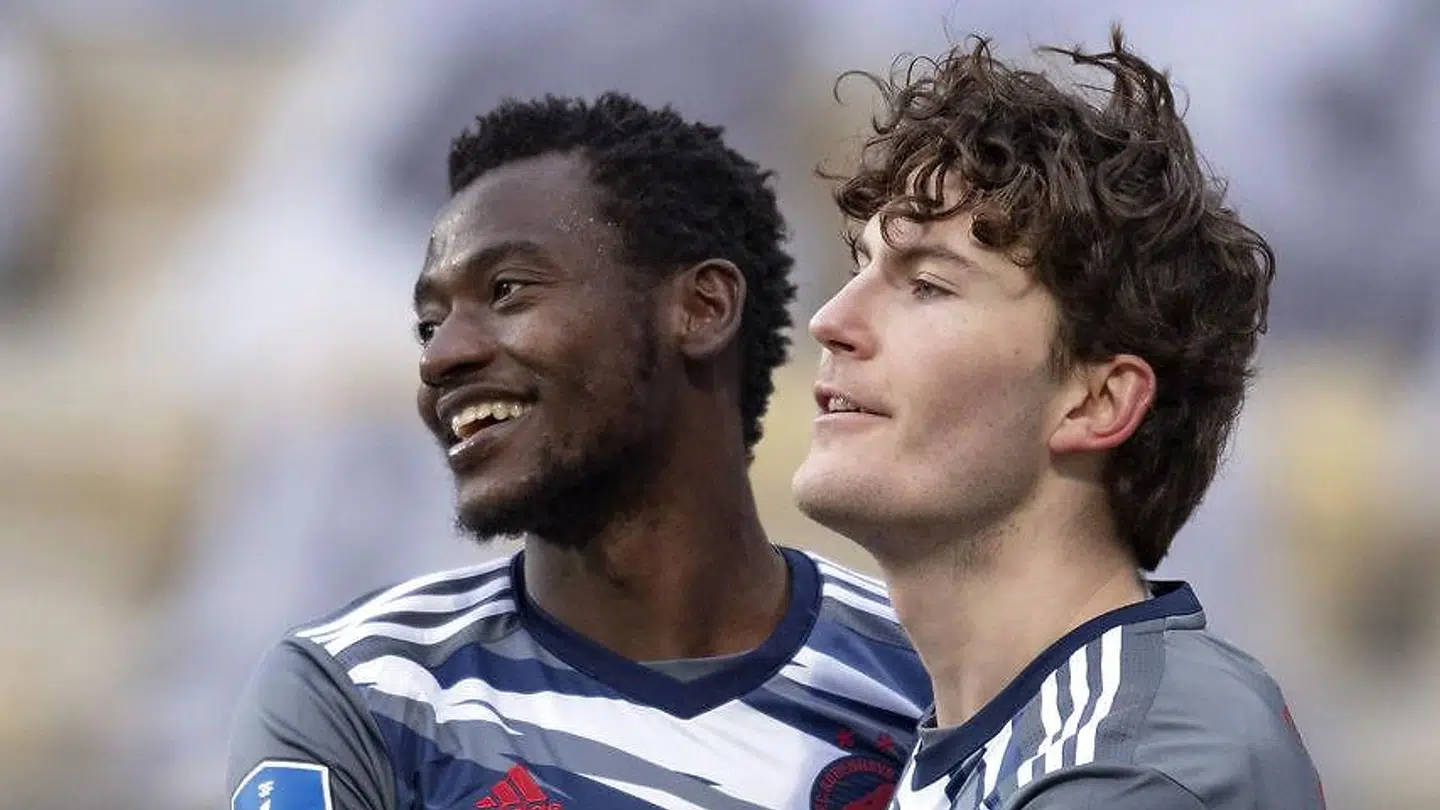 23-årige Mustapha Bundu (tv.) og Jonas Wind under superligakampen mellem AC Horsens og FC København.