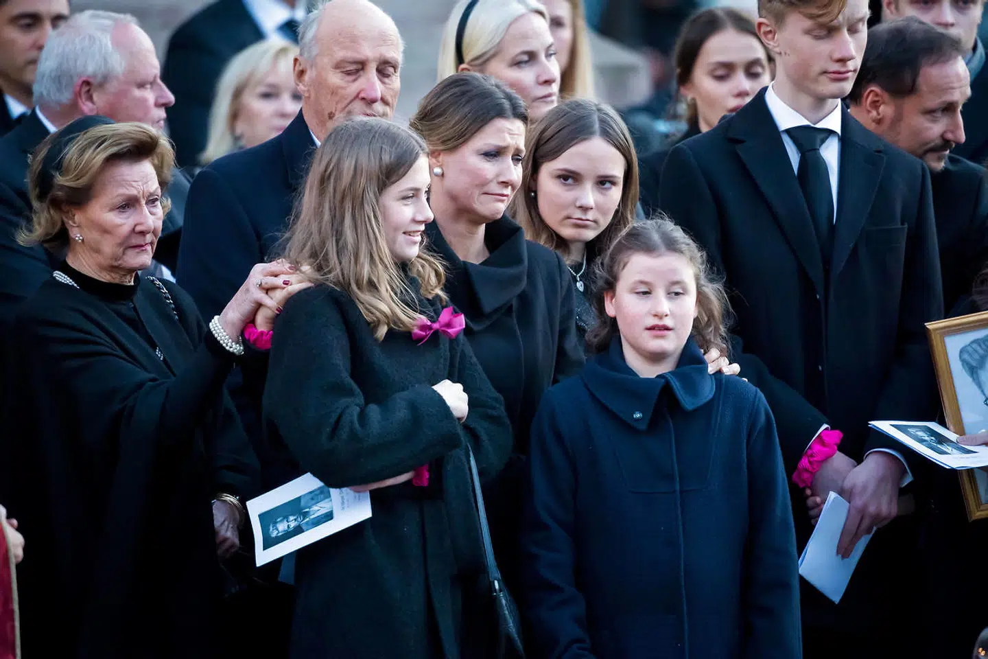 Prinsesse Märtha Louise og døtrene i forbindelse med Ari Behns begravelse.
