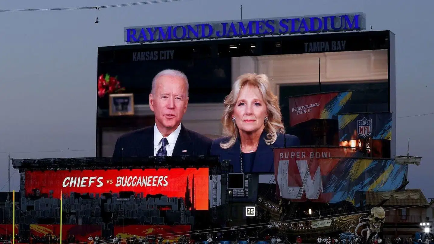 Præsident Joe Biden og hustruen, Jill Biden, tonede frem på skærmen, inden Super Bowl blev sat i gang.