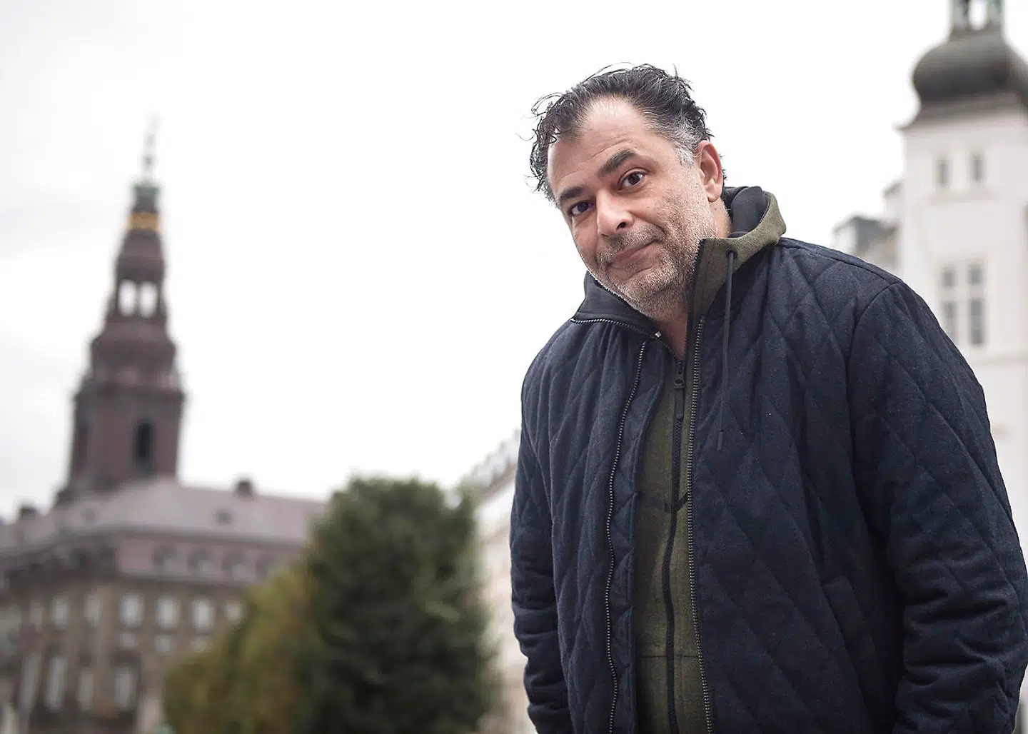 »Er man uvenner med ham, så er man islamist, og så kører hele den mølle. Han trækker offerkortet,« siger komikeren Omar Marzouk om Naser Khader.