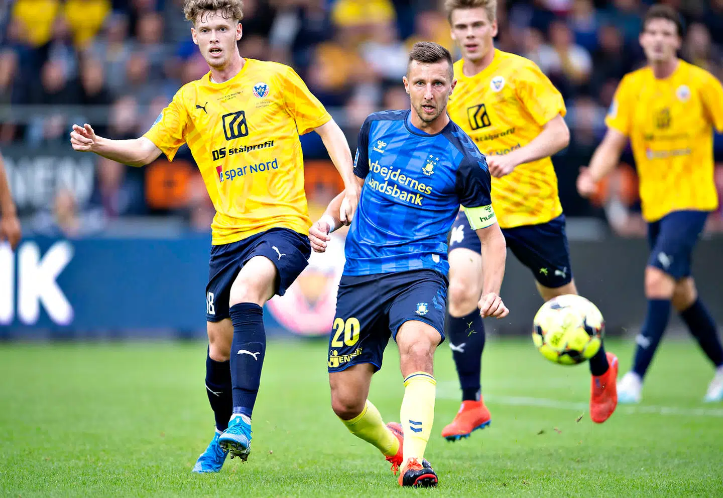 Christian Cappis (tv.) i aktion mod Brøndby og Kamil Wilczek i 2019. Nu skifter den 21-årige spiller selv til klubben.