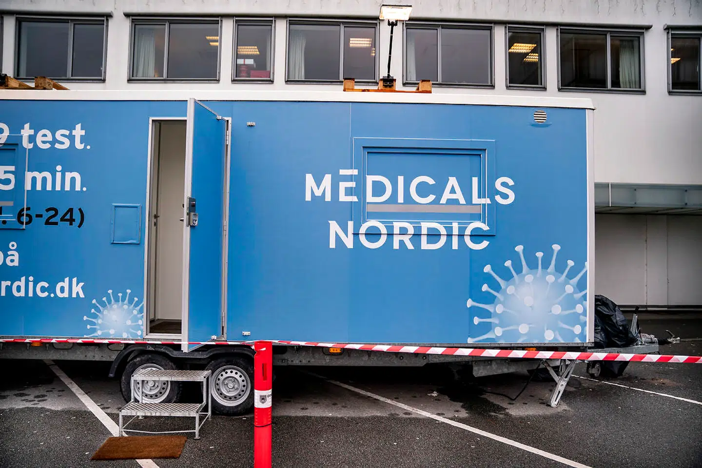 Medicals Nordic testcenter ved Kongevejscentret i Hørsholm, mandag den 25 janaur 2021. Medicals Nordic, der står for test ved nogle af SOS Internationals centre, oplyser i en pressemeddelelse, at firmaet øjeblikkeligt stopper brugen af WhatsApp, når der internt kommunikeres om positive testresultater.