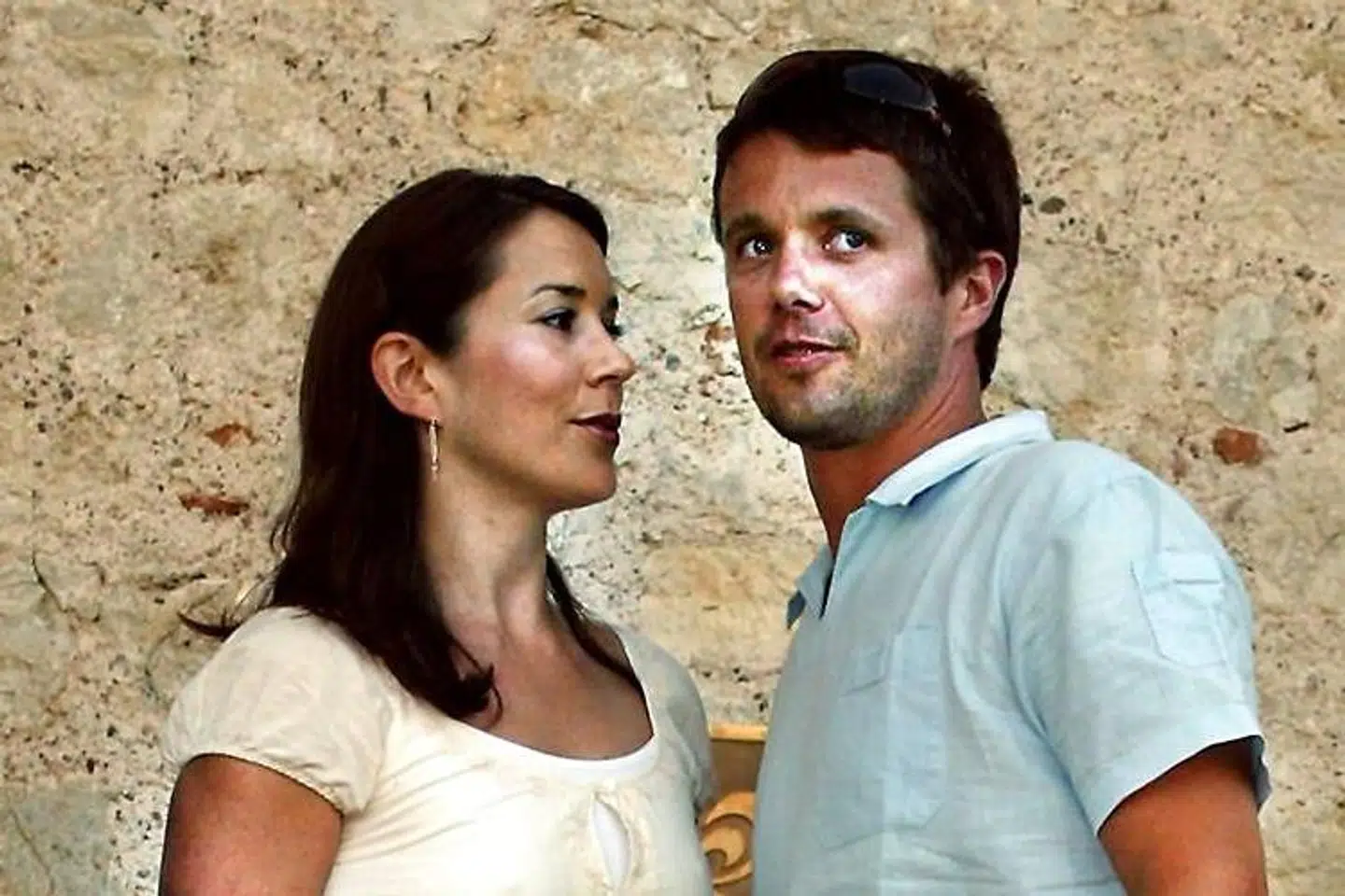 Kronprins Frederik forsøgte længe at holde sin kæreste hemmelig for offentligheden. Her ses parret i 2003 – hvor det var velkendt, at de var kærester.