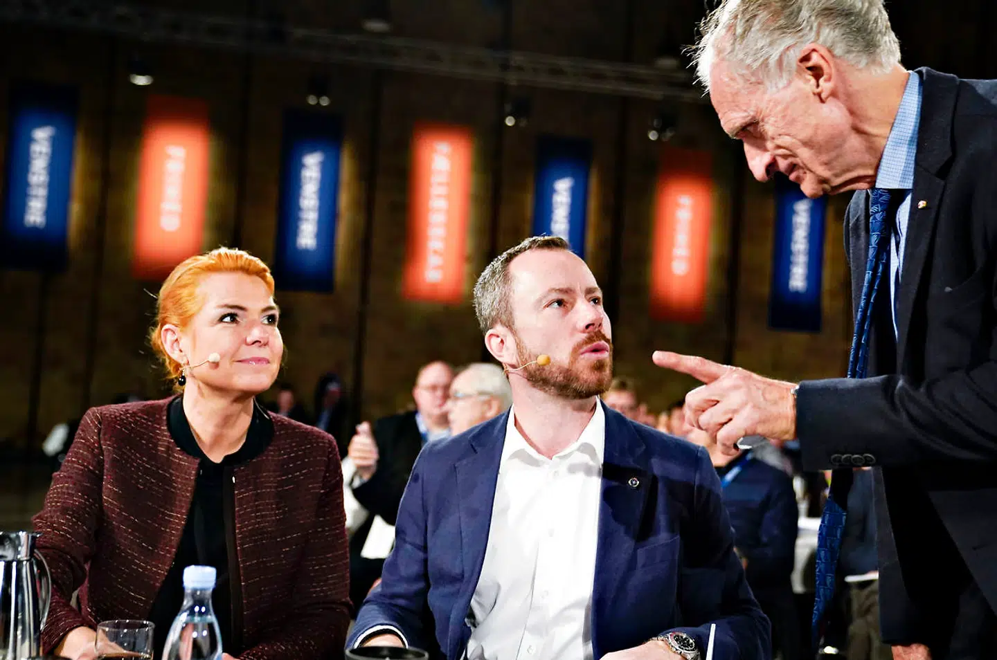 Venstres formand, Jakob Ellemann-Jensen, og næstformand Inger Støjberg taler med Bertel Haarder ved Venstres landsmøde i Herning Kongrescenter søndag 17. november 2019. (Foto: Henning Bagger/Ritzau Scanpix)