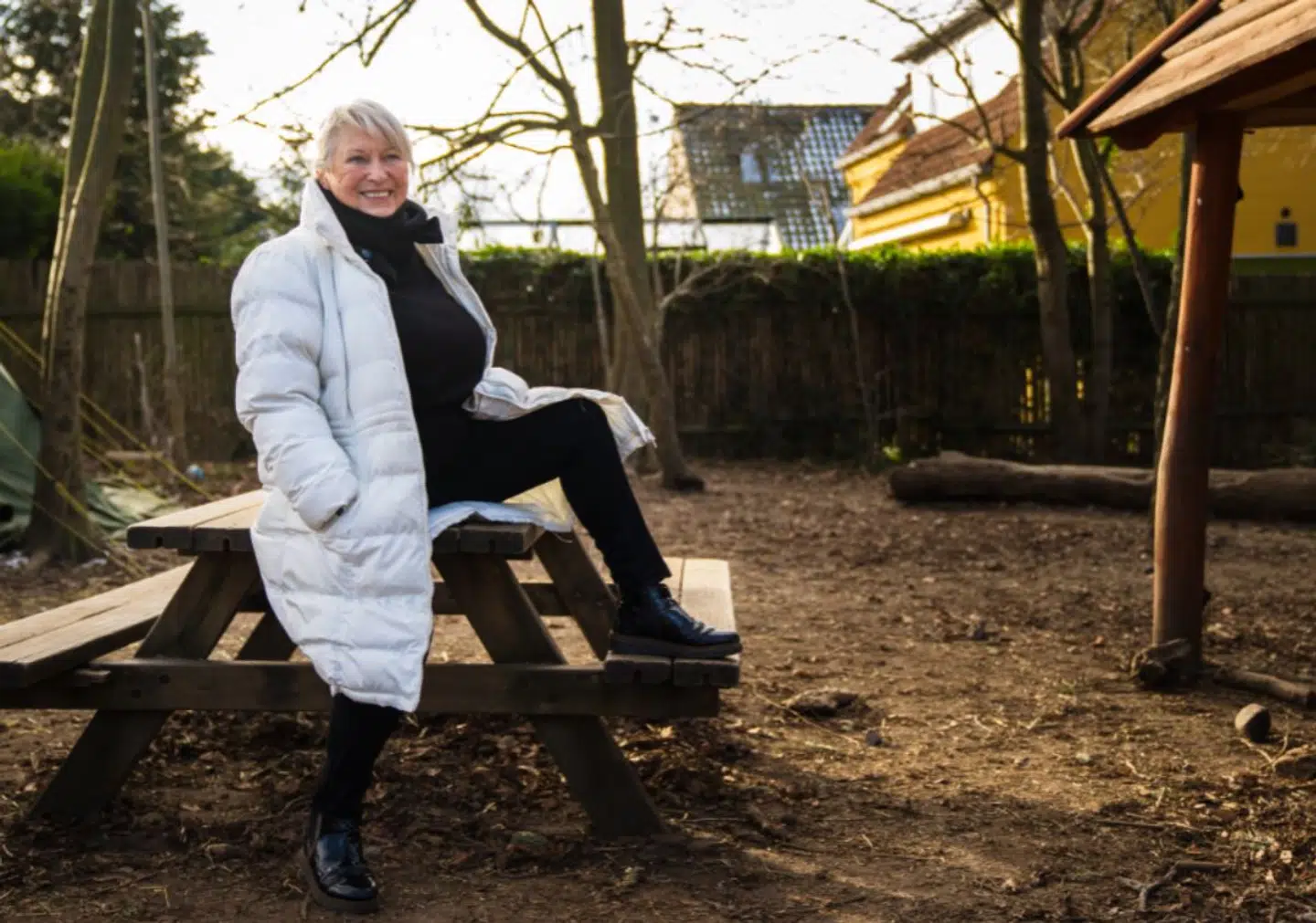 80-årige Jette arbejder på Ribisgården i Gentofte.