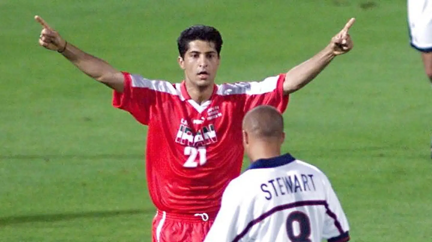 Mehrdad Minavand jubler over Irans sejr over USA ved VM i 1998.